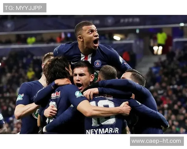 友谊赛精彩对决：里昂与巴黎圣日耳曼战成平局帽子戏法引发全场热潮