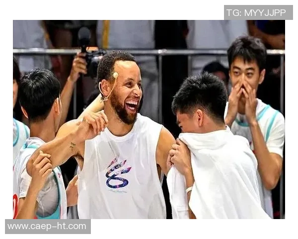 姚明与库里同框合影展现篮球巨星的友谊与激情