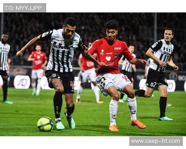 意甲激战AC米兰大胜巴黎圣日耳曼神奇扑救点燃全场热情与转会传闻