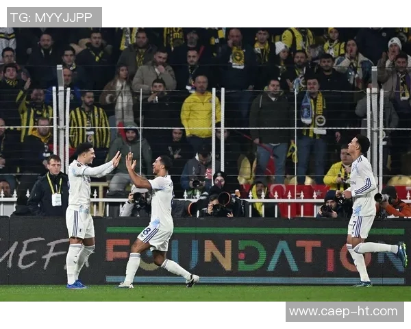 欧冠激战：那不勒斯与本菲卡互交白卷乌龙球瞬间引发全场热议